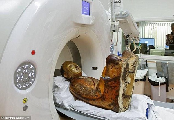 The Buddha statue is prepared for the scan in a medical center of the Netherlands. [Courtesy: Drents Museum in the Netherlands]