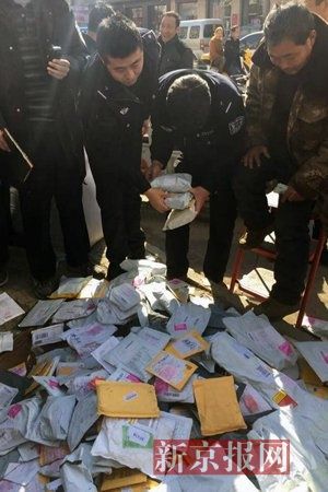 A heap of mail packages are sold on the streets in Shengfang town, North China's Hebei province, February 26, 2015. (Photo/bjnews.com.cn)