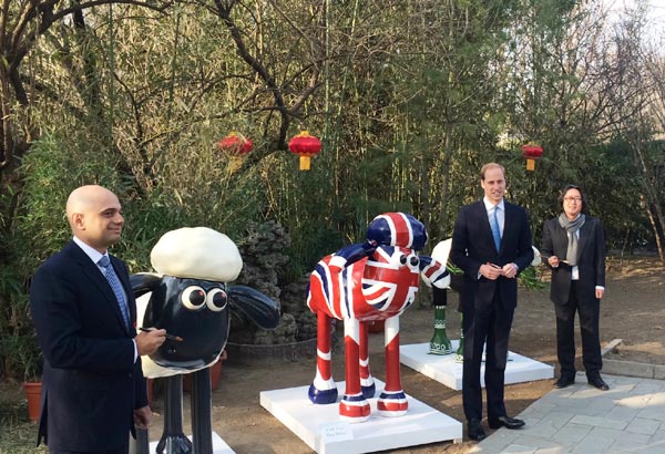 (L-R) Britain's Secretary of State for Culture, Media and Sport Sajid Javid, Prince William and Chinese artist Xu Bing pose for photos in Beijing's Shijia Hutong Museum on March 2, 2015. (Photo: Chen Mengwei/For chinadaily.com.cn)