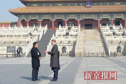 Britain's Prince William poses for photos at the Palace Museum, or the Forbidden City, in Beijing, March 2, 2015. (Photo/bjnews.com.cn)