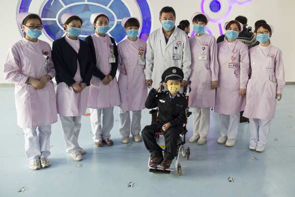 Zixi poses with medical staffs at the hospital in Jilin, March 16, 2015. (Photo/China Daily)