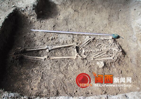 The 3,000-year-old skeletal remains of a 1.7-meter-tall man are found in Fujian province, with his left hand positioned over his chest and his right hand resting on his hip. (photo/mxrb.cn]