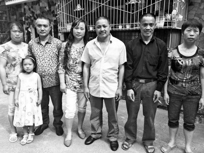 Seven members from ten Wenchuan earthquake victims' families take photos on May 12, 2015. (Photo/dahe.cn)