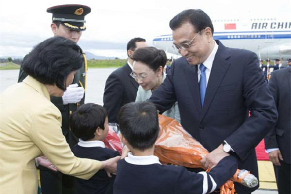 Premier Li Keqiang arrived in Bogota, the capital of Colombia, to start his official visit to the country on May 21. Li said that China and Colombia should fully use their complementary advantages, consolidate their traditional friendship and expand cultural exchanges. (Photo/english.gov.cn)