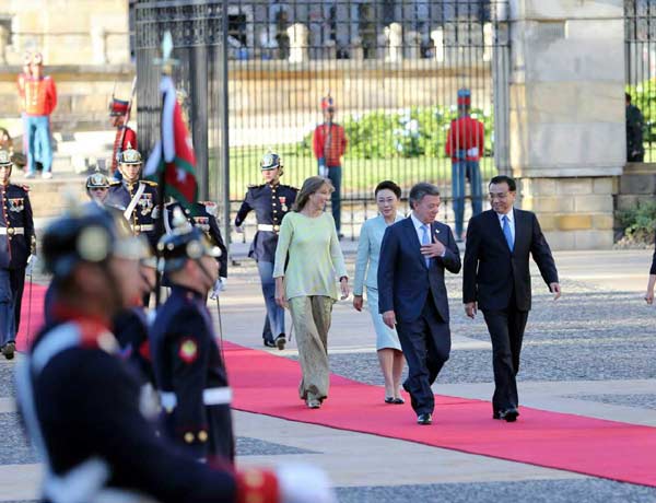 Premier Li Keqiang, accompanied by Colombian President Juan Manuel Santos Caldern, reviews the guards of honor at the Presidential Palace after arrival in capital Bogota on May 21, 2015. (Photo/english.gov.cn)