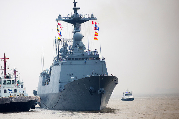 The guided-missile destroyer Gang Gam-chan from the ROK Navy prepares to berth at the Wusong Military Port in Shanghai on August 29, 2015. A navy fleet consisted of the guided-missile destroyer Gang Gam-chan and the supply ship ROKS Taechong (AOE-58) from the Navy of the Republic of Korea arrived at the Wusong Military Port in Shanghai, China, on August 29 for a three-day port visit.