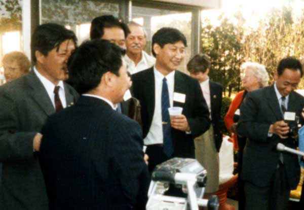 Xi Jinping (center) at a picnic at the farm of Janet Rauch in 1985. (Janet Rauch/for China Daily)
