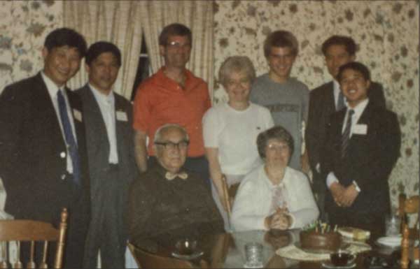 Xi Jinping, left, led a delegation on a visit to Iowa in 1985. (Photo/people.cn)