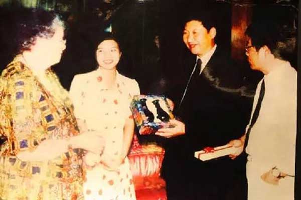 Xi Jinping (second from right) meets with an American woman in Fuzhou, Fujian province, 1992. (Photo/people.cn)