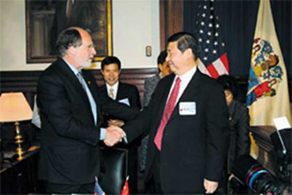 Xi Jinping (right), then Party Secretary of Zhejiang province, shakes hands with then New Jersey Governor in Trenton, New Jersey, in May 2006. (Photo/people.cn)