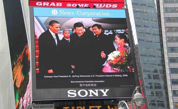 The huge screen in New York City's Times Square shows the photo of then Chinese vice-president Xi Jinping welcoming U.S. President Barack Obama in Beijing in 2009, on Feb. 14, 2012. (Photo/people.cn)