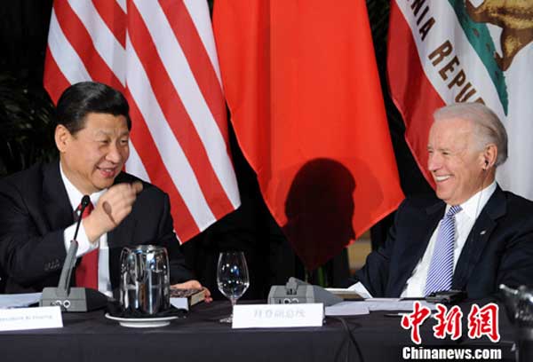 Visiting Chinese Vice-president Xi Jinping and US Vice-president Joe Biden jointly meet the governors of Chinese provinces and American states, on February 17, 2012. (Photo/chinanews.com)