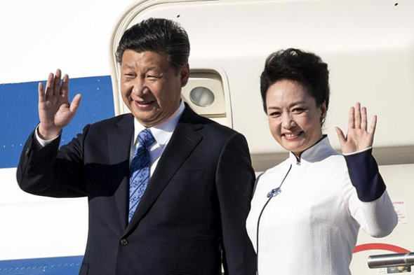 Chinese President Xi Jinping and First Lady Peng Liyuan arrive at Paine Field in Everett, Washington, Sept 22, 2015. (Photo/Xinhua)