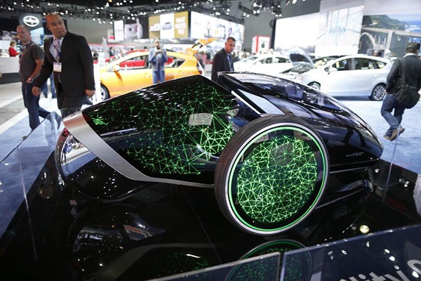Visitors view a Toyota Future Mobility Concept car at the 2014 Los Angeles Auto Show in Los Angeles, California, November 20, 2014. (Photo/China News Service)