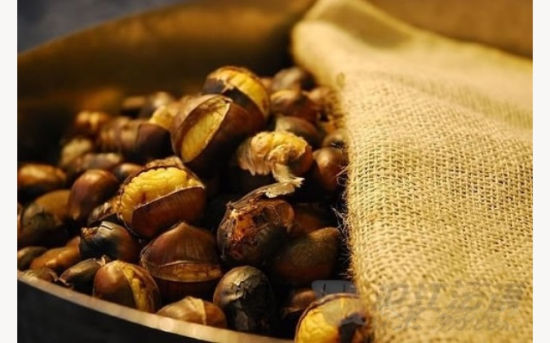 Sugar-fried chestnuts. (Photo/ Xinhua)