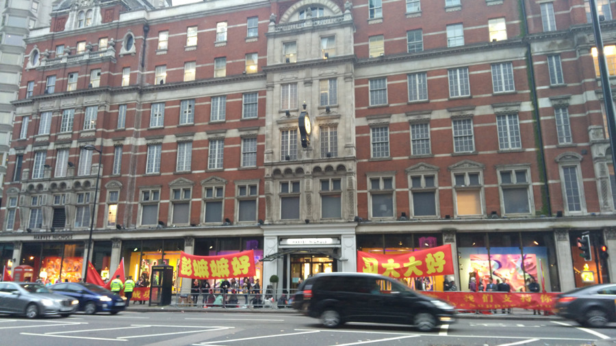 Crowd ready to greet Chinese President outside Mandarin Oriental Hotel