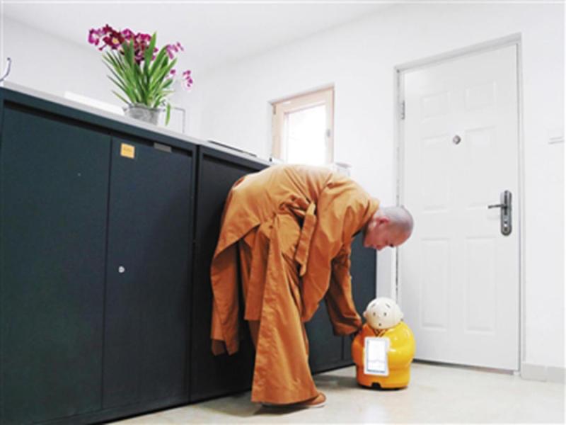 Beijing temple turns to robot to promote Buddhism