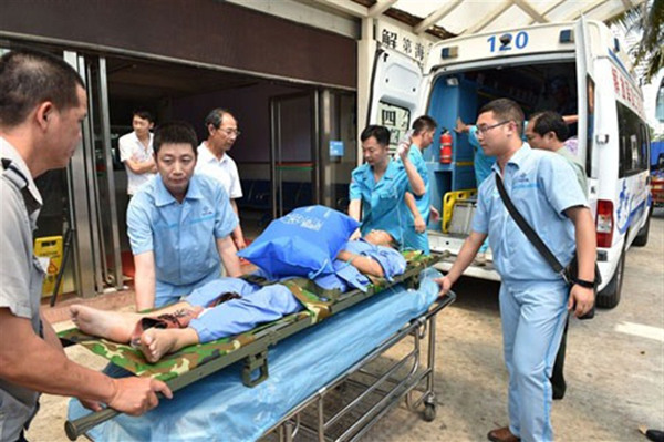 Three patients, who are workers on Yongshu Reef in the South China Sea, arrive at Phoenix International Airport in Sanya, south Chinas Hainan Province on Sunday. The three emergency patients, who were suffering from gastrointestinal bleeding, a lumbar fracture and appendicitis, respectively, had to be flown by a navy jet to a hospital in Sanya due to a lack of medical facilities to treat their conditions on the reef. (Photo/Xinhua)