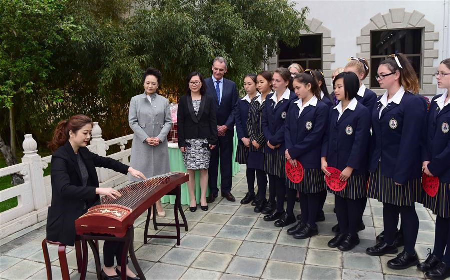 Peng Liyuan meets Australian students