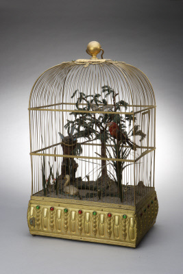 A gilded square singing bird music box kept at the Palace Museum. (Photo/dpm.org.cn)
