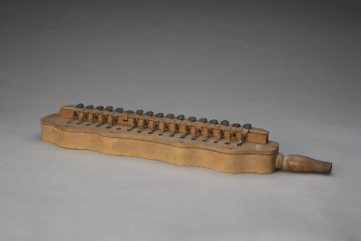 A wooden melodica kept at the Palace Museum. (Photo/dpm.org.cn)