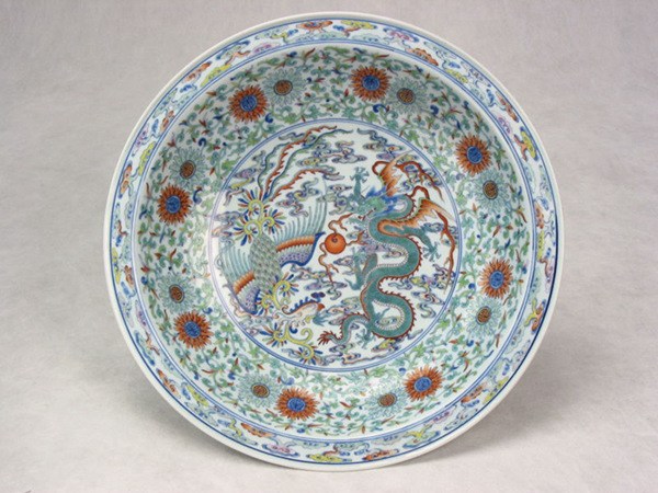 A plate with the pattern of a flying dragon and a dancing phoenix, made during the reign of Emperor Yongzheng in Qing Dynasty (1644-1911), is on display at Shenyang Palace Museum in Shenyang city, Northeast China's Liaoning province, on Sept 26, 2016. (Photo provided to chinadaily.com.cn)