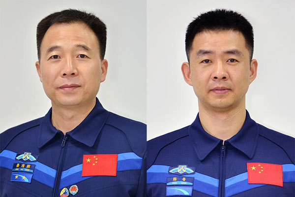 Astronaut Jing Haipeng (left) and Chen Dong are captured in photos with new suits. (Photo/www.81.cn)