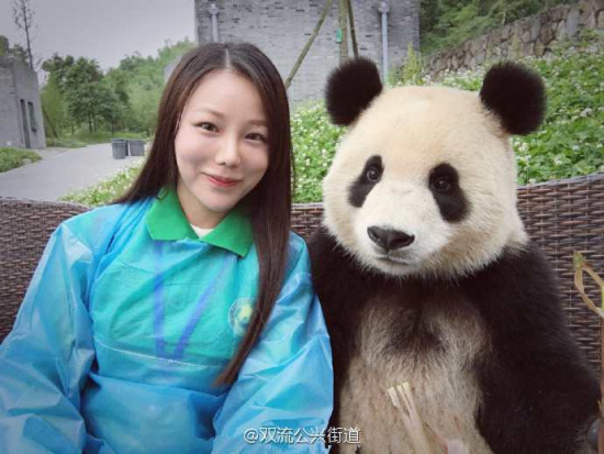 A panda from Chengdu recently made an impression on netizens after it took a selfie with a female visitor. In addition to holding onto the phone and taking the photo with the woman's help, the clever panda even adjusted its poses to create cuter photos. (Photo/bbs.chinadaily.com.cn)