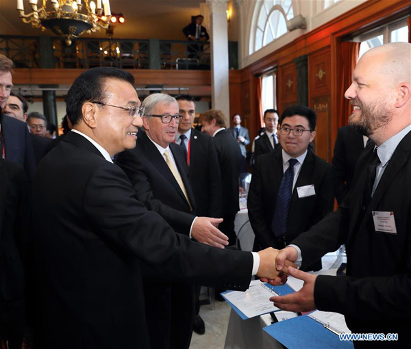 Chinese Premier Li Keqiang, accompanied by European Commission President Jean-Claude Juncker, interacts with representatives attending an activity on China-EU small and medium-sized enterprises' cooperation in Brussels, Belgium, June 2, 2017. (Xinhua/Wang Ye)