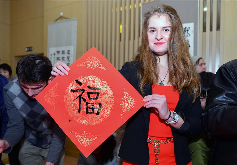 Foreign students experience Chinese New Year traditions