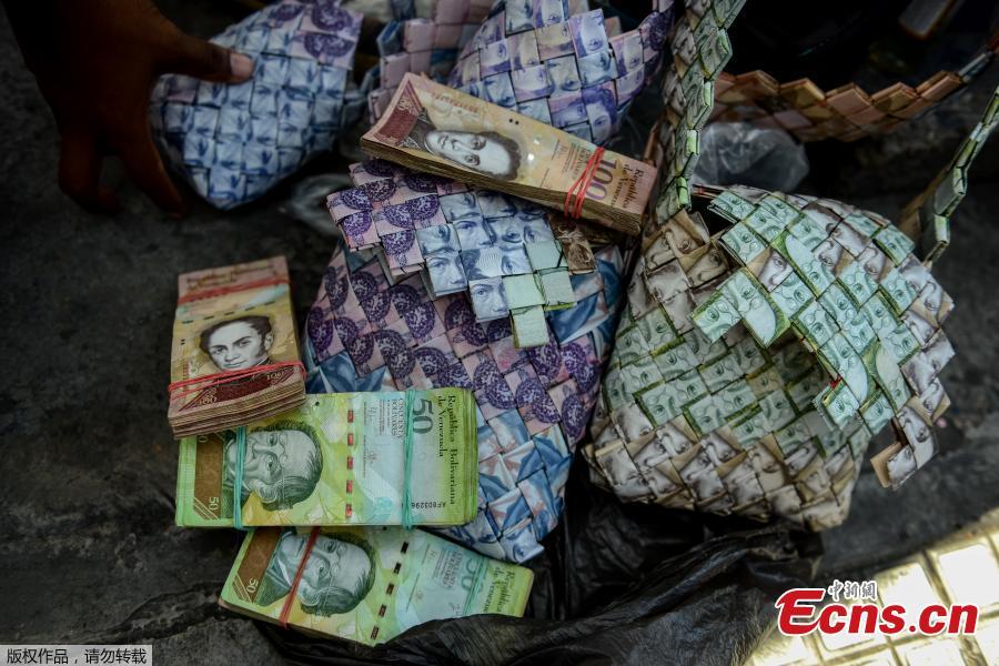 Man makes crafts with devalued Bolivar banknotes