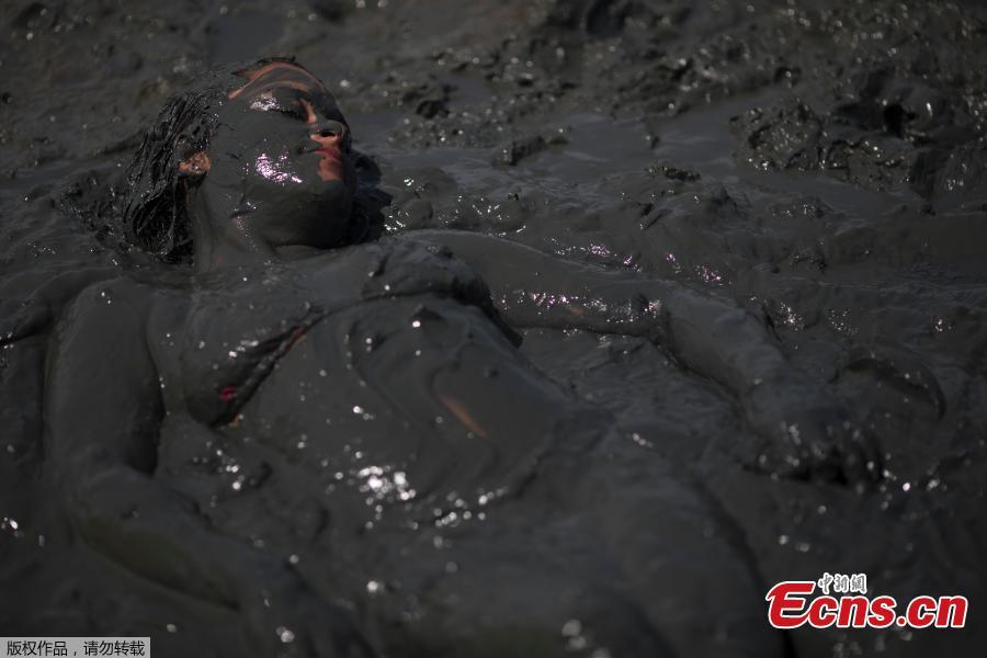 Flying sludge at Brazil carnival 'mud party' 