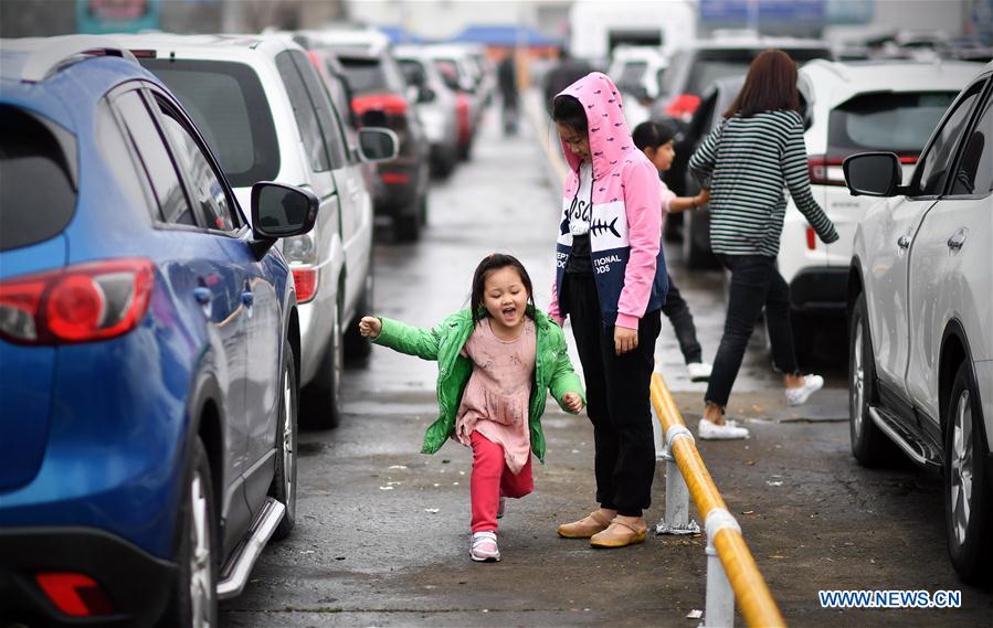 Travel delay continues in Haikou, S China's Hainan 