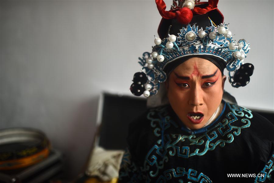 Folk artists perform Qinqiang Opera for villagers in NW China 