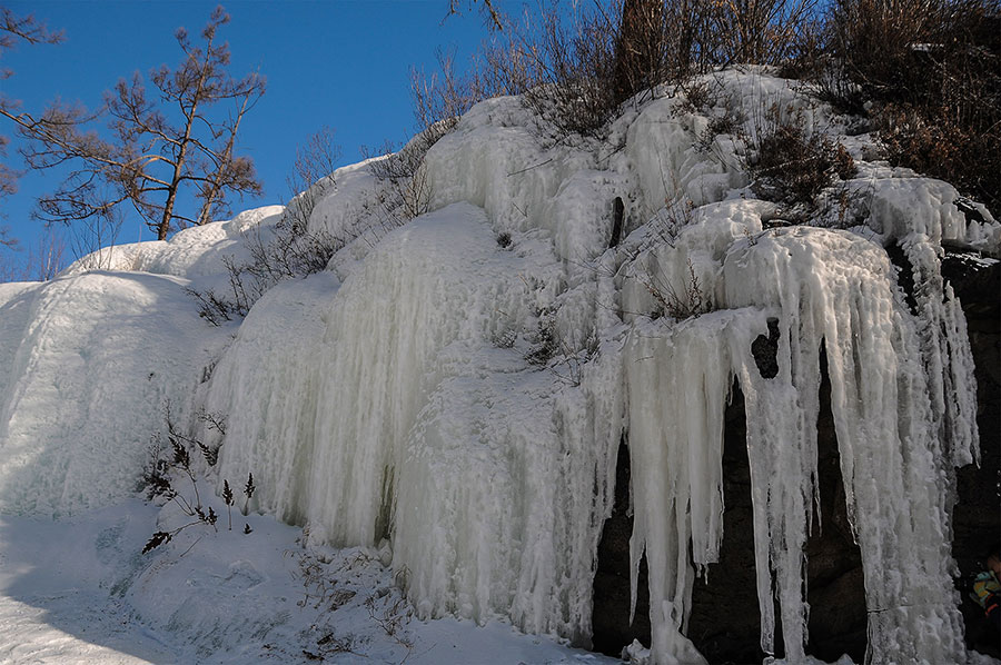 Frozen waterfall at Darbin Lake National Forest Part attracts tourists