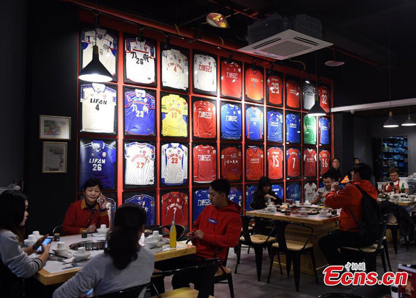 Football fans enjoy more than hot pot in this Chongqing restaurant