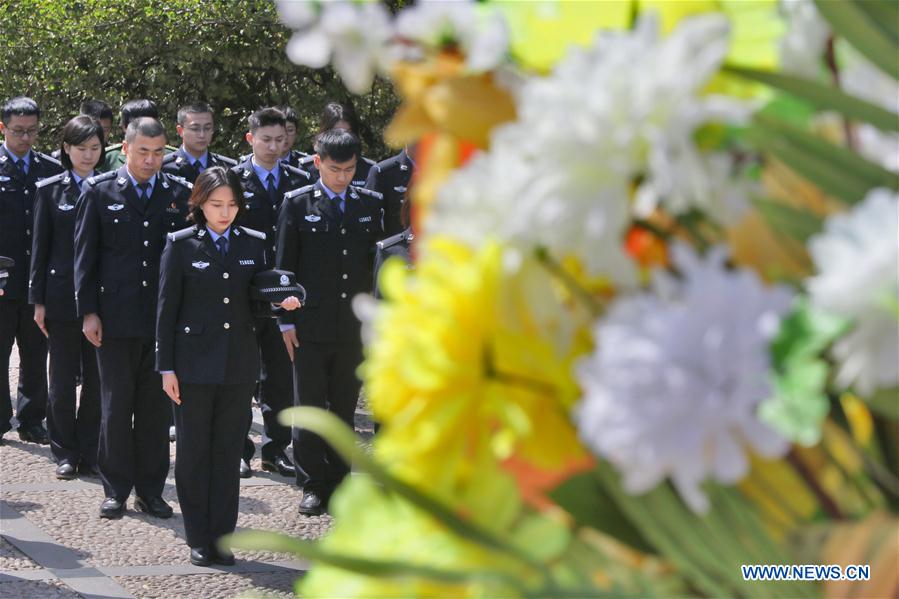 People mourn for martyrs across China ahead of Qingming Festival