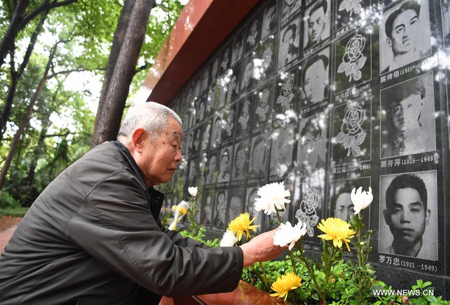 People commemorate martyrs on Qingming Festival in Chongqing