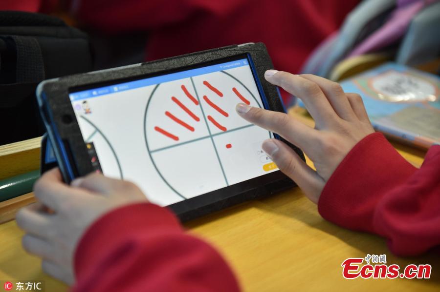Fifth graders in tablets-only class 