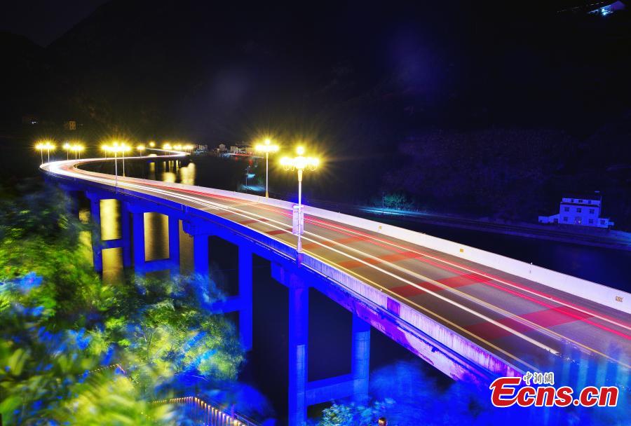 Road over Three Gorges Reservoir now a tourism charm