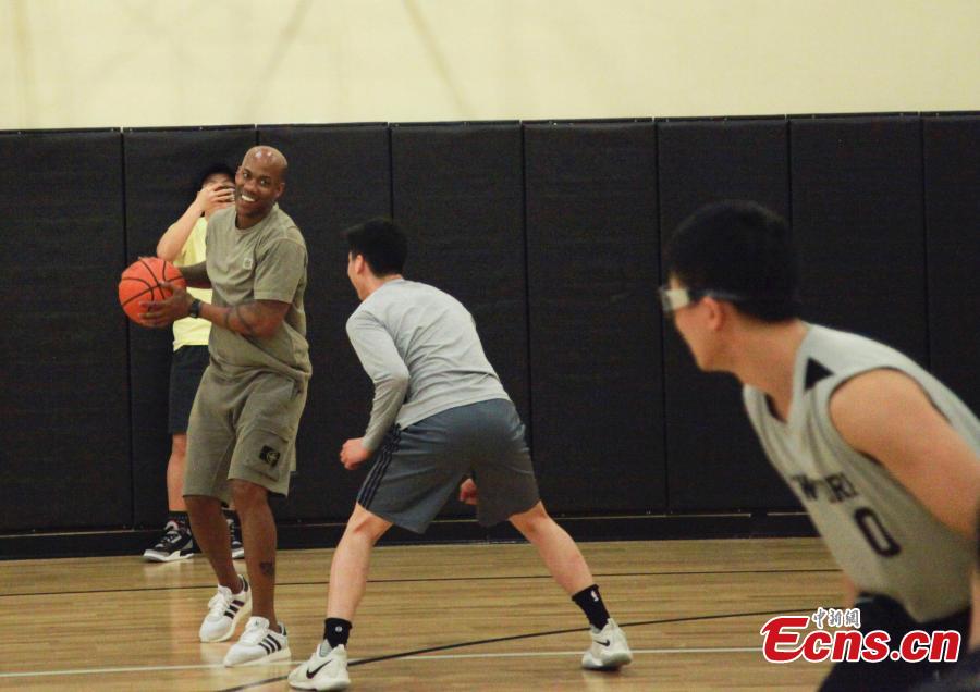 Stephon Marbury shares basketball skills with Chinese students 