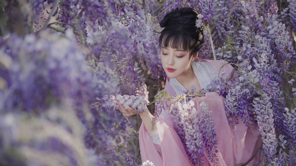 Chinese lady obsessed with reintroducing traditional Han attire to the world