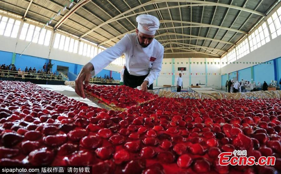 Worlds largest strawberry cake made in Algeria 