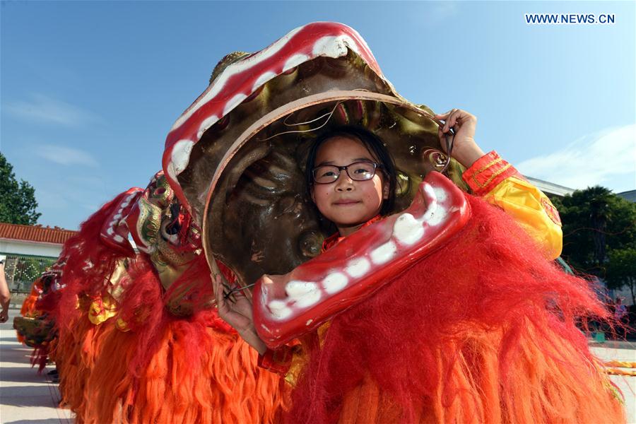 Students practise Huagai lion dance in Jiangxi