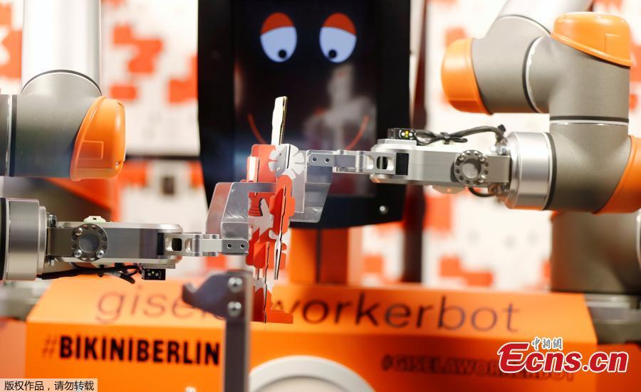Robot saleswoman debuts in Berlin
