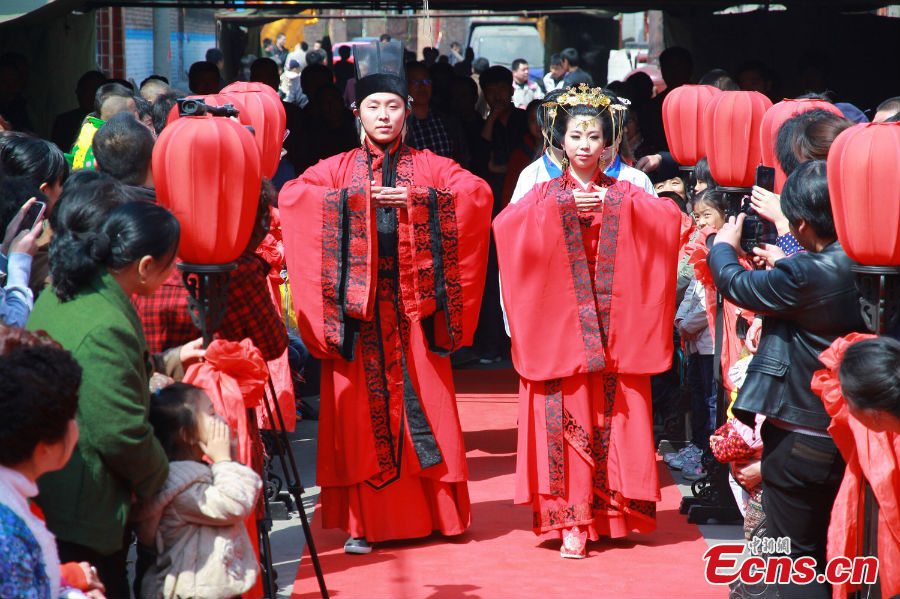 
A couple in costumes of the Han Dynasty (202 BC-220 AD) are seen in their wedding ceremony held in Xi\'an, Shaanxi Province, March 25, 2013. [Photo: Guo Zeyuan]