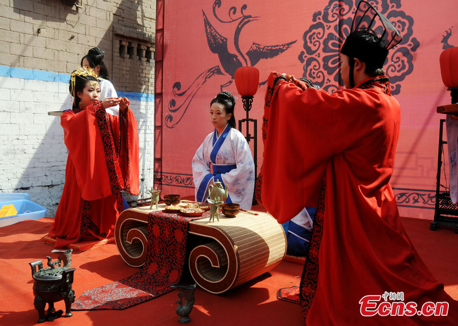 
A couple in costumes of the Han Dynasty (202 BC-220 AD) are seen in their wedding ceremony held in Xi\'an, Shaanxi Province, March 25, 2013. [Photo: Guo Zeyuan]