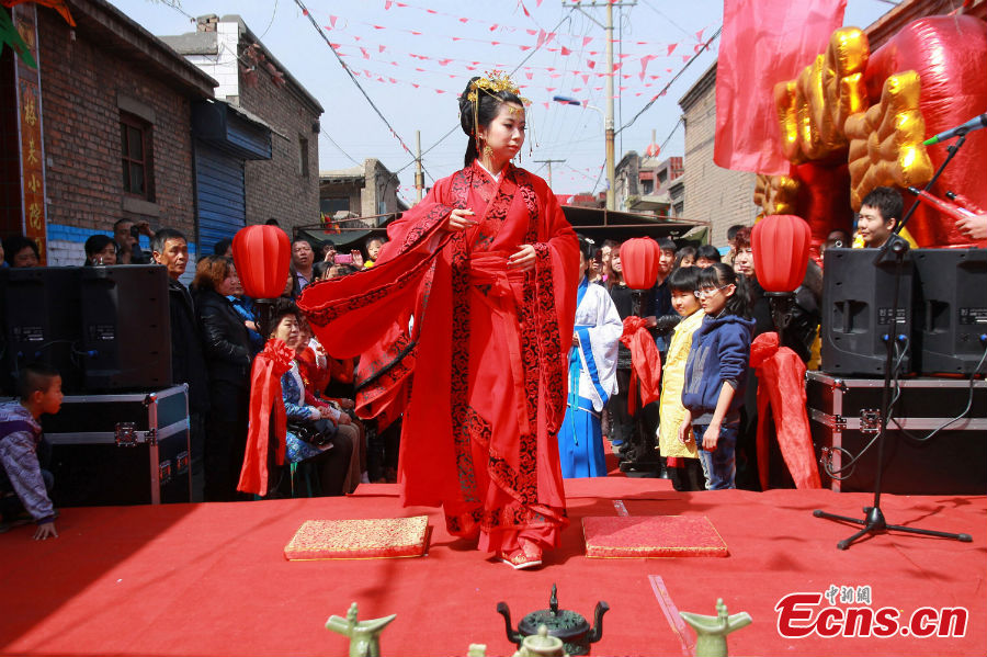 A bride in costume of the Han Dynasty (202 BC-220 AD) prepares for her wedding ceremony held in Xi\'an, Shaanxi Province, March 25, 2013. [Photo: Guo Zeyuan]