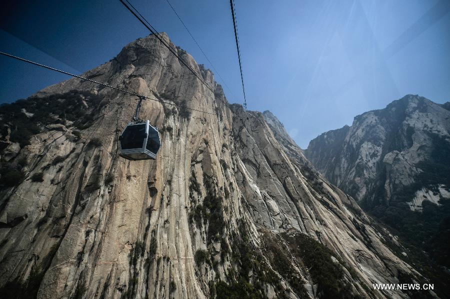 
A cable car to the west peak of Mount Huashan is in service in Xi\'an, capital of northwest China\'s Shaanxi Province, April 1, 2013.The 4,211-meter cableway to the west peak of Mount Huashan was put into trial operation on Monday after four years\' construction. There are two cableways on Mount Huashan so far, one to the west peak and the other to the north peak. (Xinhua/Ding Haitao) 