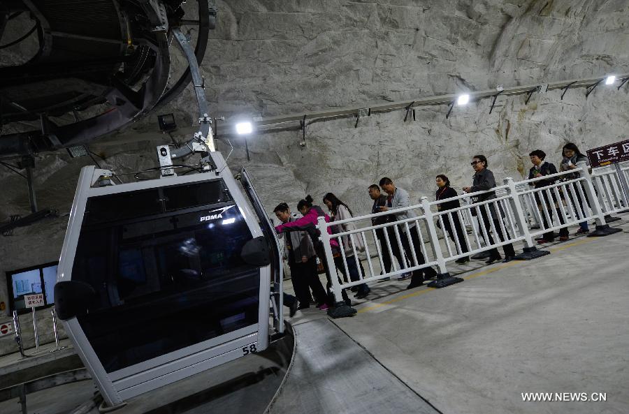
Visitors line up waiting for cable cars to get back at Huashan Mountain Scenic Area in Xi\'an, capital of northwest China\'s Shaanxi Province, April 1, 2013.The 4,211-meter cableway to the west peak of Mount Huashan was put into trial operation on Monday after four years\' construction. There are two cableways on Mount Huashan so far, one to the west peak and the other to the north peak. (Xinhua/Ding Haitao) 